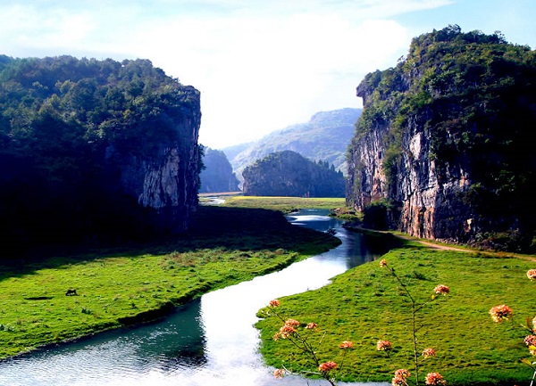 湄江风景区属中亚热带大陆性季风湿润气候区._观赏网 湄江风景区位于湖南省涟源市北部,交通、通讯便利,具备食、宿、行、游、娱、购整体服务功能。 湄江风景区风光奇特,景点集中,景观齐全,具有奇景、险境、神旅之特色。拥有一代帝陵、二湖秀水、三道岩门、四片绿洲、五座寺庙,六大飞瀑、七里峡谷、八面险峰、九曲湄江、十处绝景、百个奇洞、千块巧石、万树腊梅等秀美景观。 湄江风景区是地质、地貌考察、科研和观光旅游的良好场地。它有十大景区:仙女寨、观音岩、藏君洞、塞海湖、龙泉峡、古神州、仙人府、大江口、黄罗湾、香炉山。 气候特征 湄江风景区属中亚热带大陆性季风湿润气候区。热