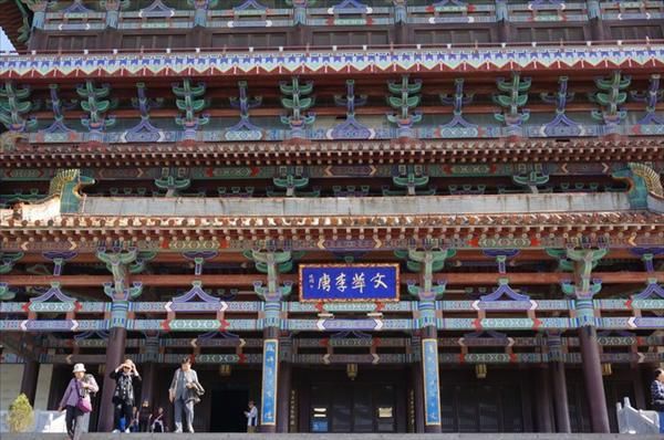 鹳雀楼位于山西省永济市蒲州古城西面的黄河东岸。鹳雀楼又名鹳鹊楼,因时有鹳雀栖其上而得名,始建于北周 ,由于楼体壮观,结构奇巧,加之周围风景秀丽,唐宋之际文人学士登楼赏景留下许多不朽诗篇,以王之涣《登鹳雀楼》最富盛名。1997年12月,该楼的复建工程开始,2002年9月26日,新鹳雀楼落成并开始接待游人。新建的鹳雀楼为仿唐形制,四檐三层。 白日依山尽,黄河入海流。欲穷千里目,更上一层楼。这是著名诗人 王之涣《登鹳雀楼》的千古佳作,就是讲的这座〈鹳雀楼〉,诗因楼作,楼因诗名。鹳雀楼与武昌黄鹤楼、洞庭湖畔岳阳